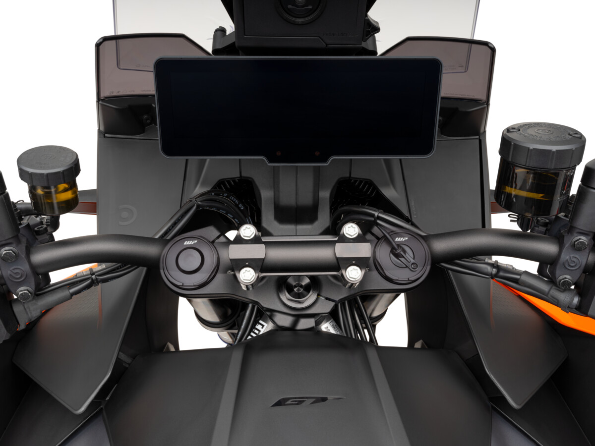 652051_MY25_KTM 1390 SUPER DUKE GT_STUDIO_STUDIO_STUDIO_03_STUDIO IMAGES.jpg